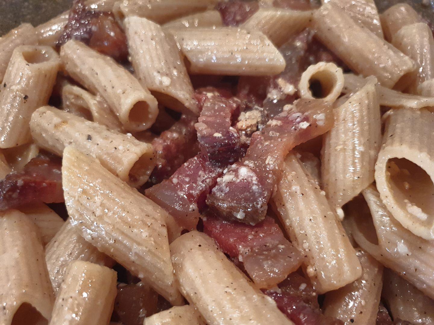 Pasta alla grigia. Pasta con guanciale fatto in padella, guanciale di maiale nostrano. Aggiunta di formaggio finale