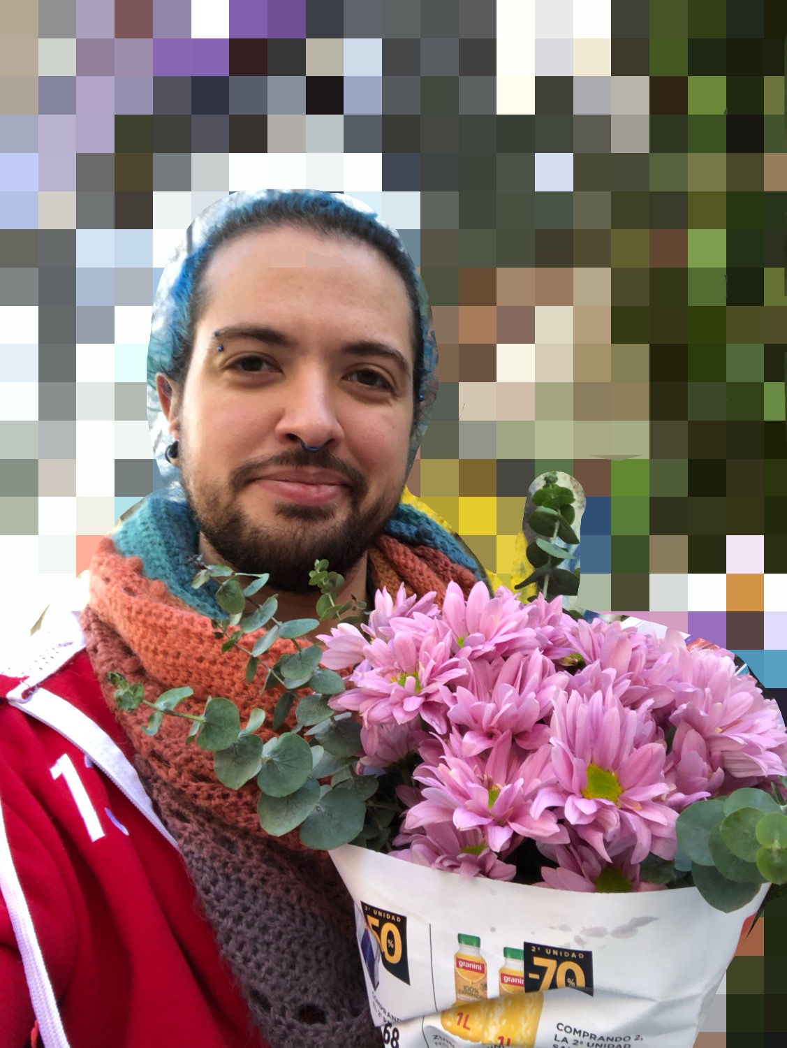 Ártemis, unha persoa queer con pelo azul e barba. Leva unhas flores rosas na man.