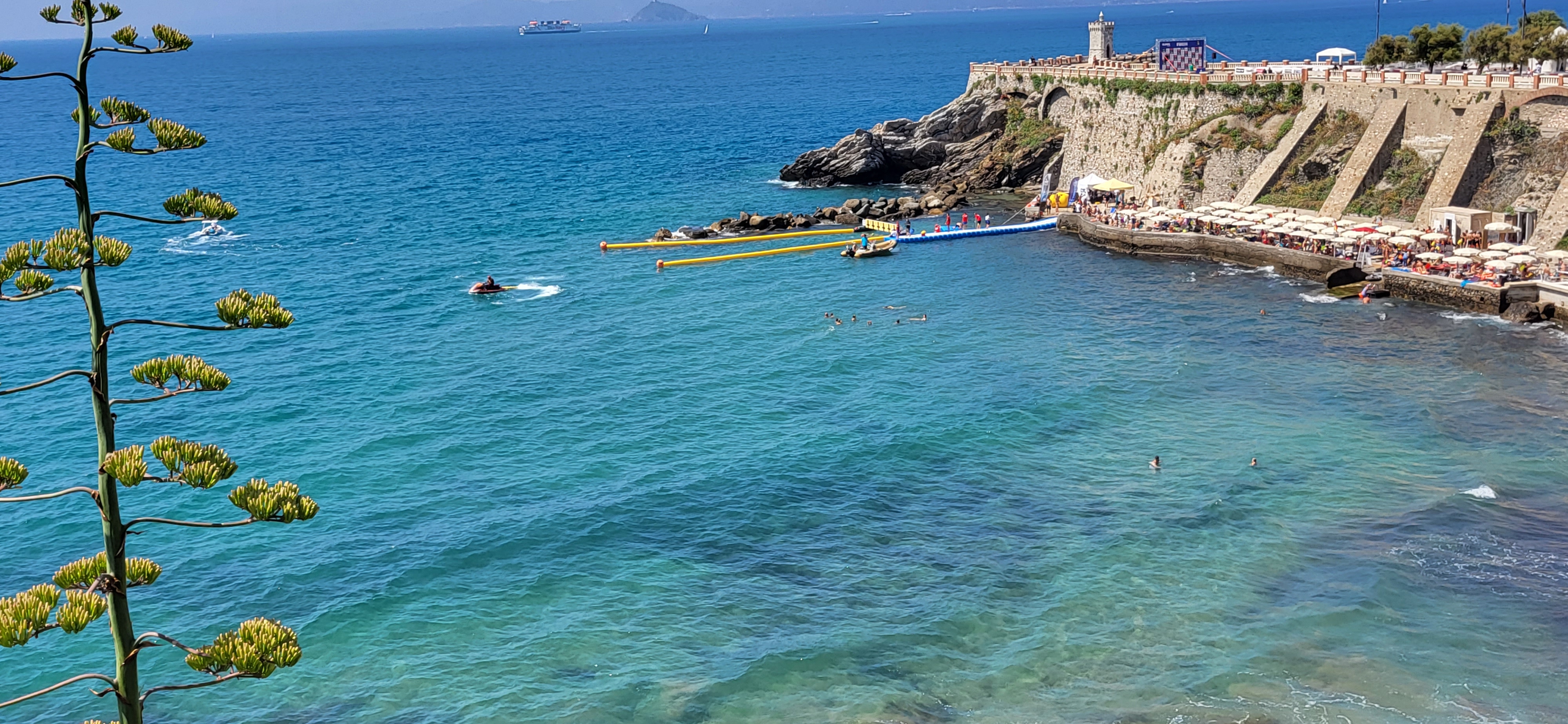 Piazza Bovio a Piombino, l'arrivo del miglio Marino si campionati italiani master di acque libere