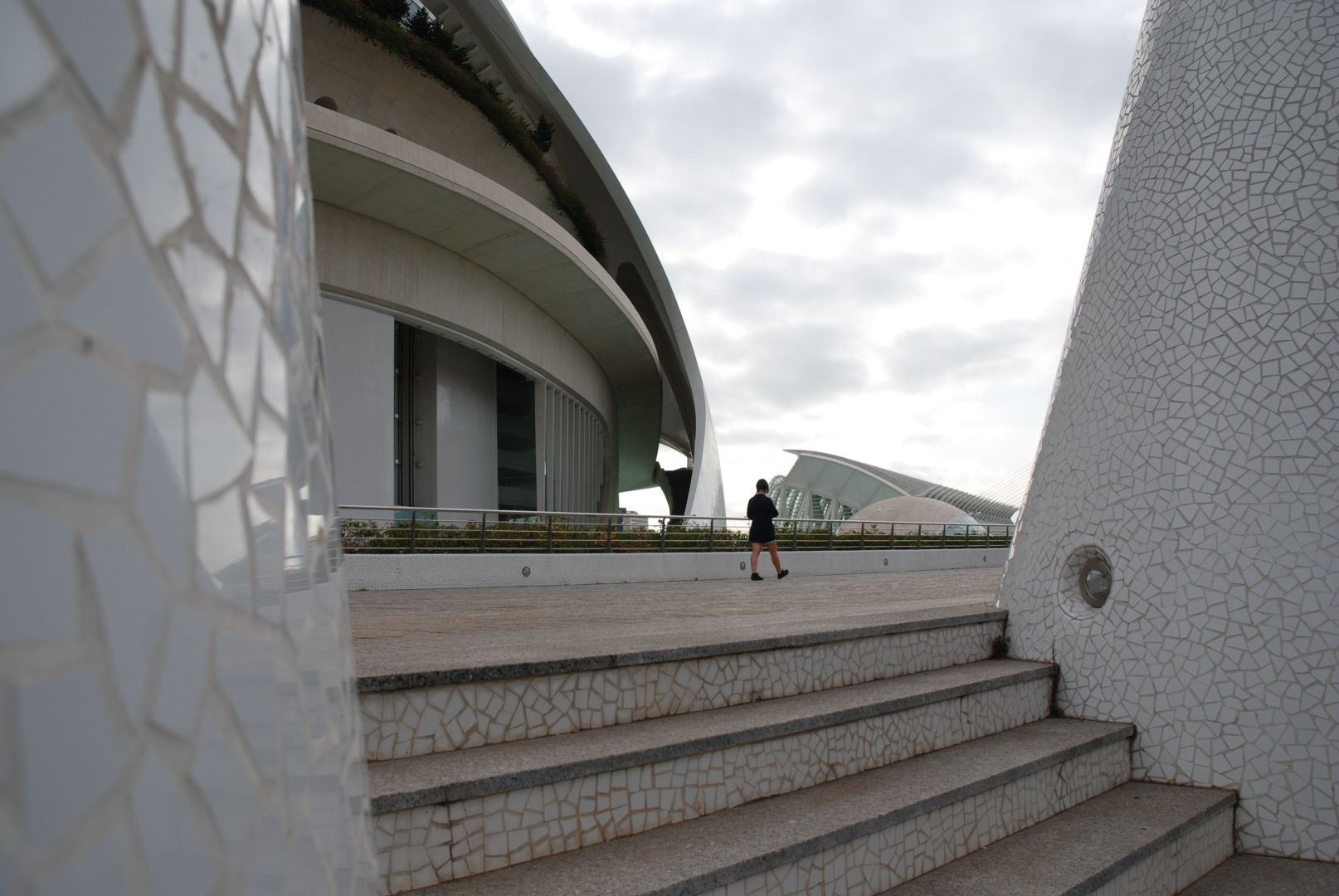 Città delle Arti e della Scienza  (Valencia, Spagna) La foto raffigura uno scorcio tra due edifici bianchi attraverso il quale si vede passare una ragazza. Foto scattata con Nikon D80