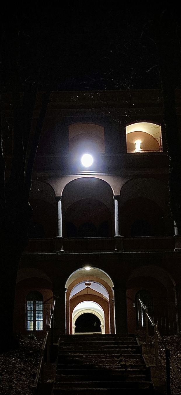 Palazzo del municipio di Agazzano, dettagli notturni dei loggioni posteriori illuminati