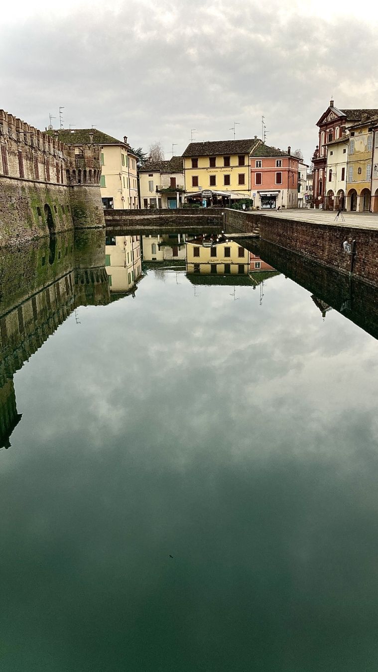 Piazza di Fontanellato che si riflette nell’acqua del fossato intorno al castello