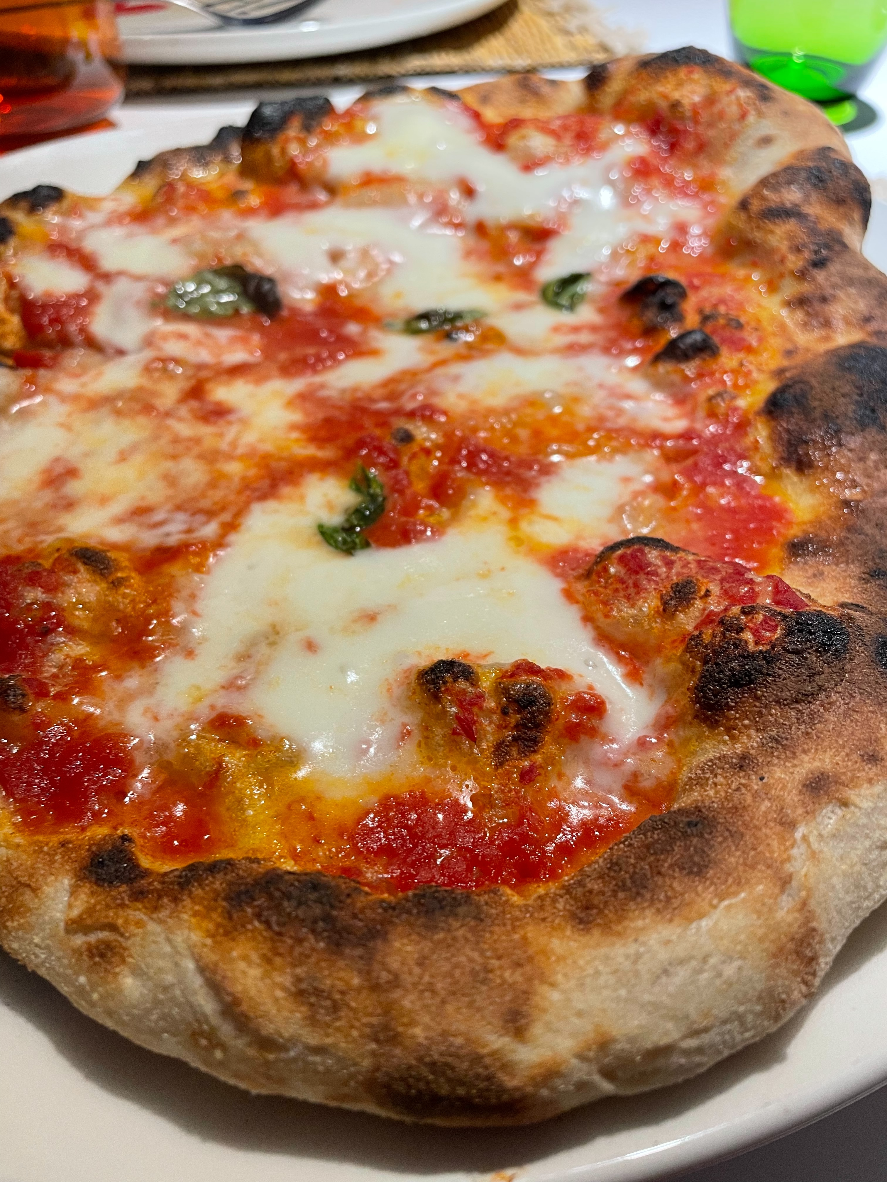 Pizza napoletana con cornicione bello alto