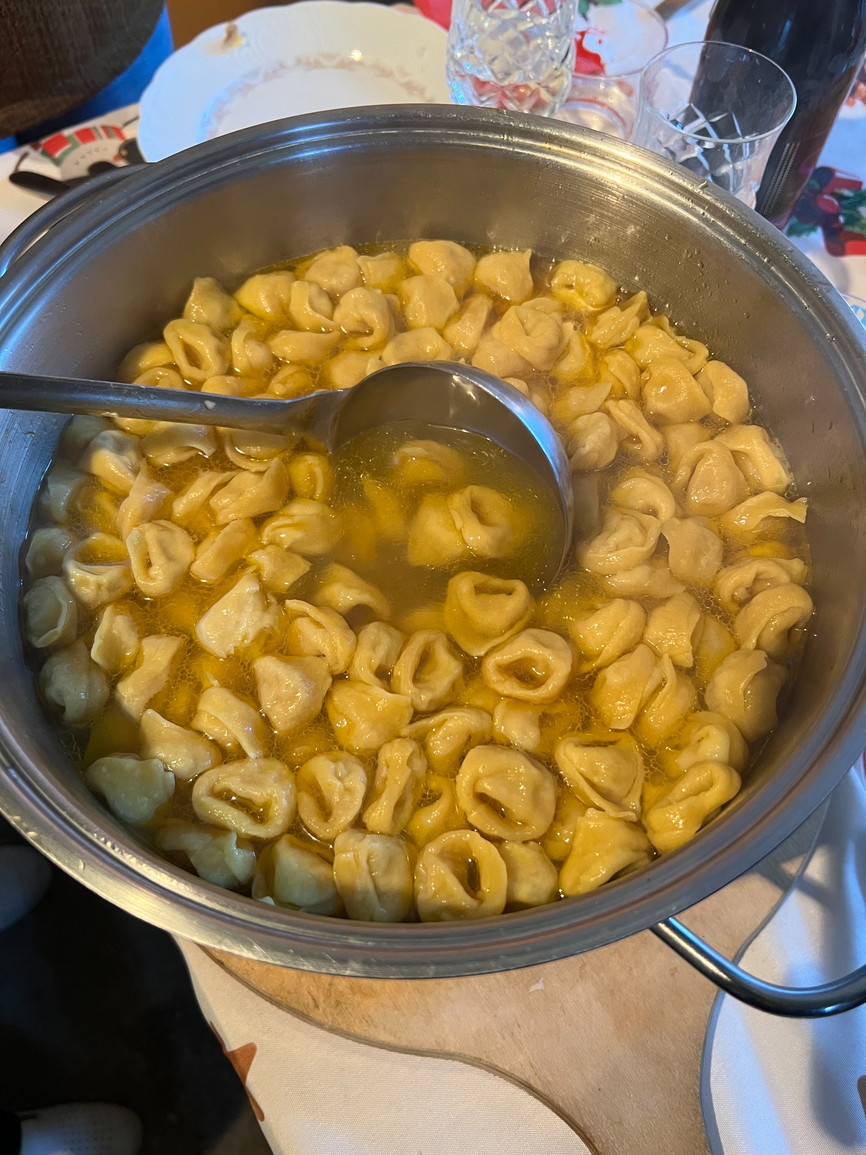 Pentola piena di brodo e tortellini Modenesi