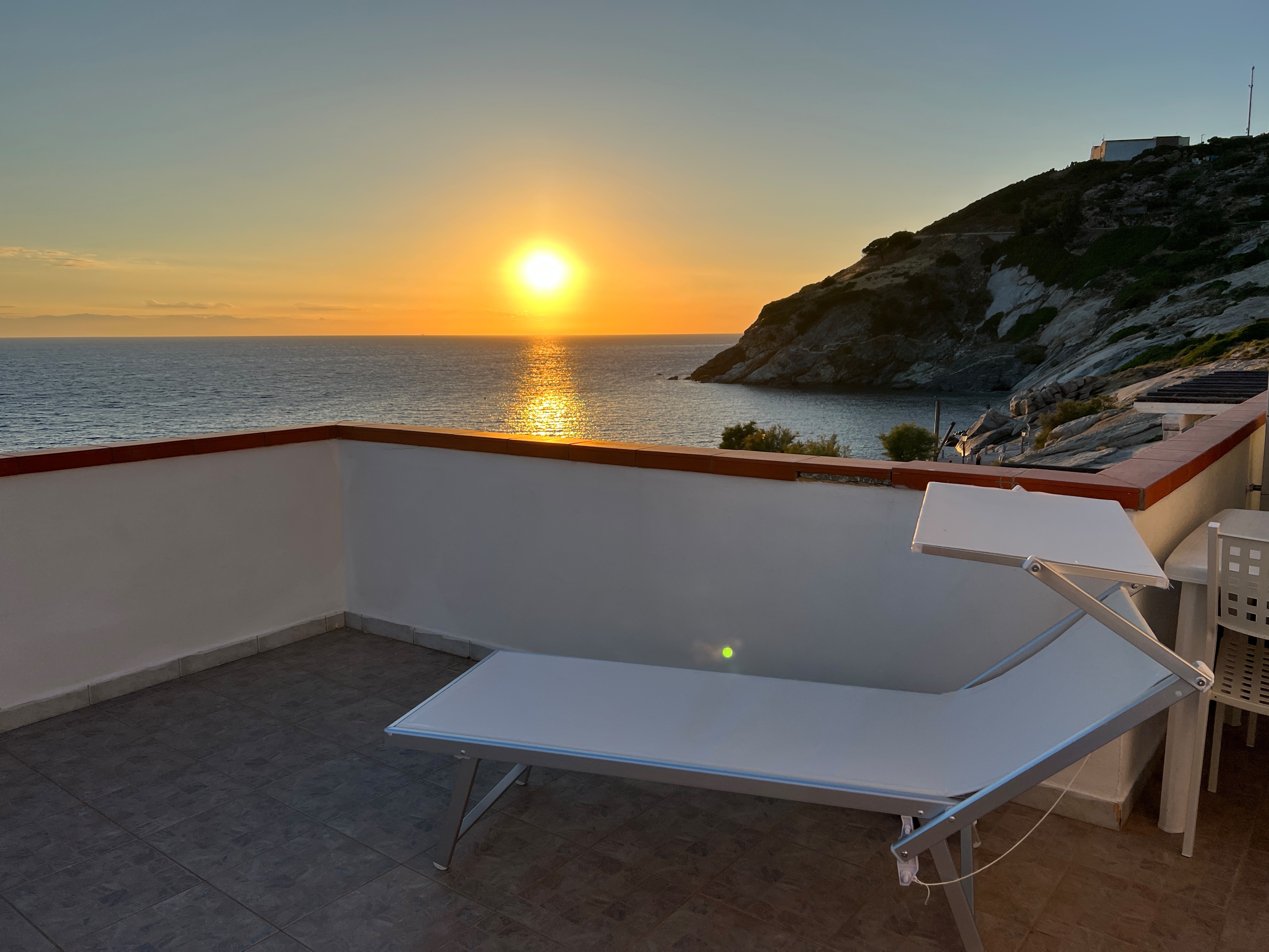 Tramonto sul mare da balcone dell’appartamento per le vacanze