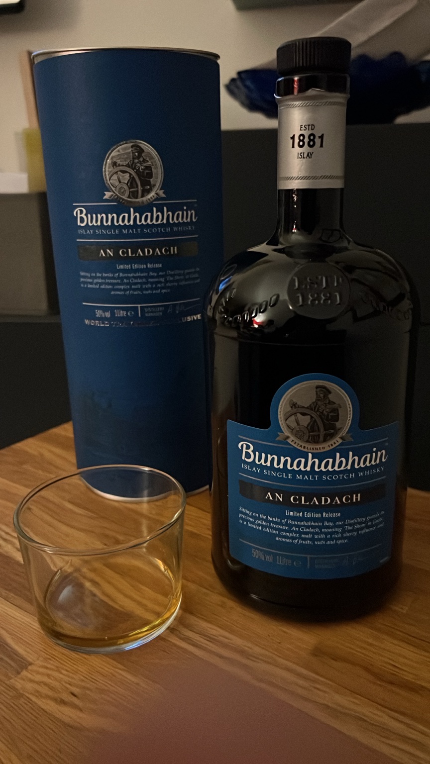 Bottiglia di whisky gallese e bicchiere con confezione regalo