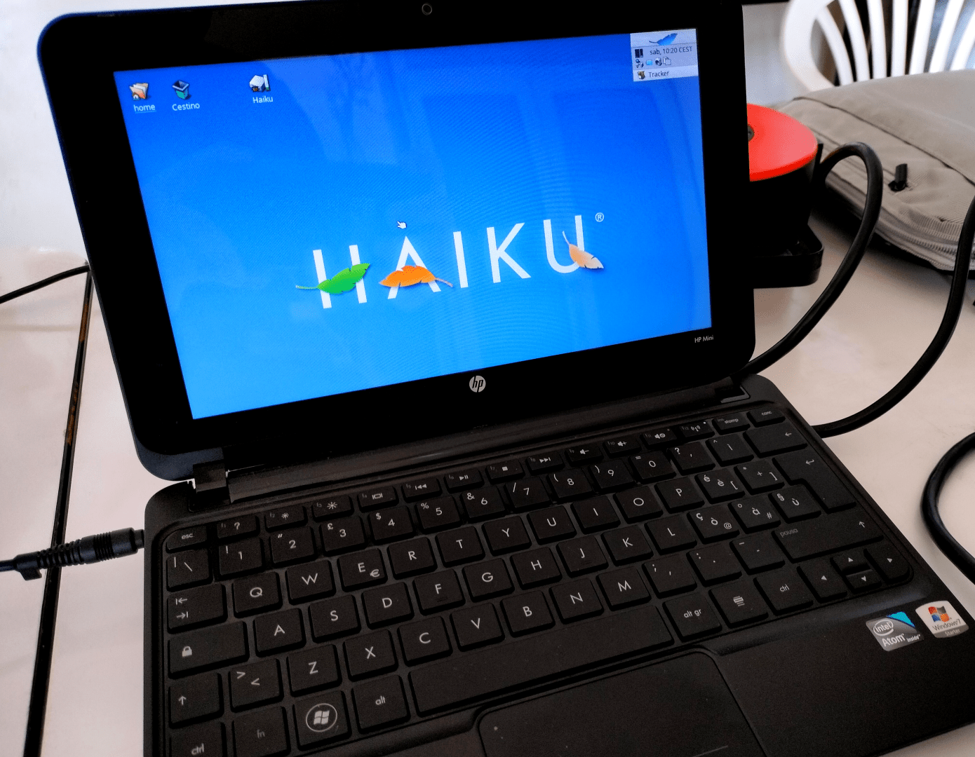 HaikuOS 64 in esecuzione su un netbook HP mini