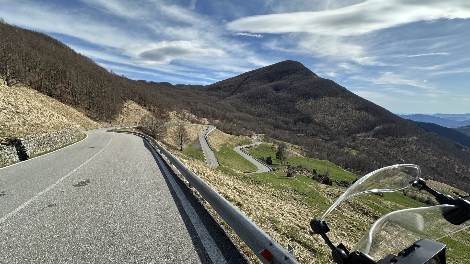 L’immagine raffigura la strada che scende dal passo del Lagastrello verso Aulla inquadrando curve e tornanti della strada statale 665