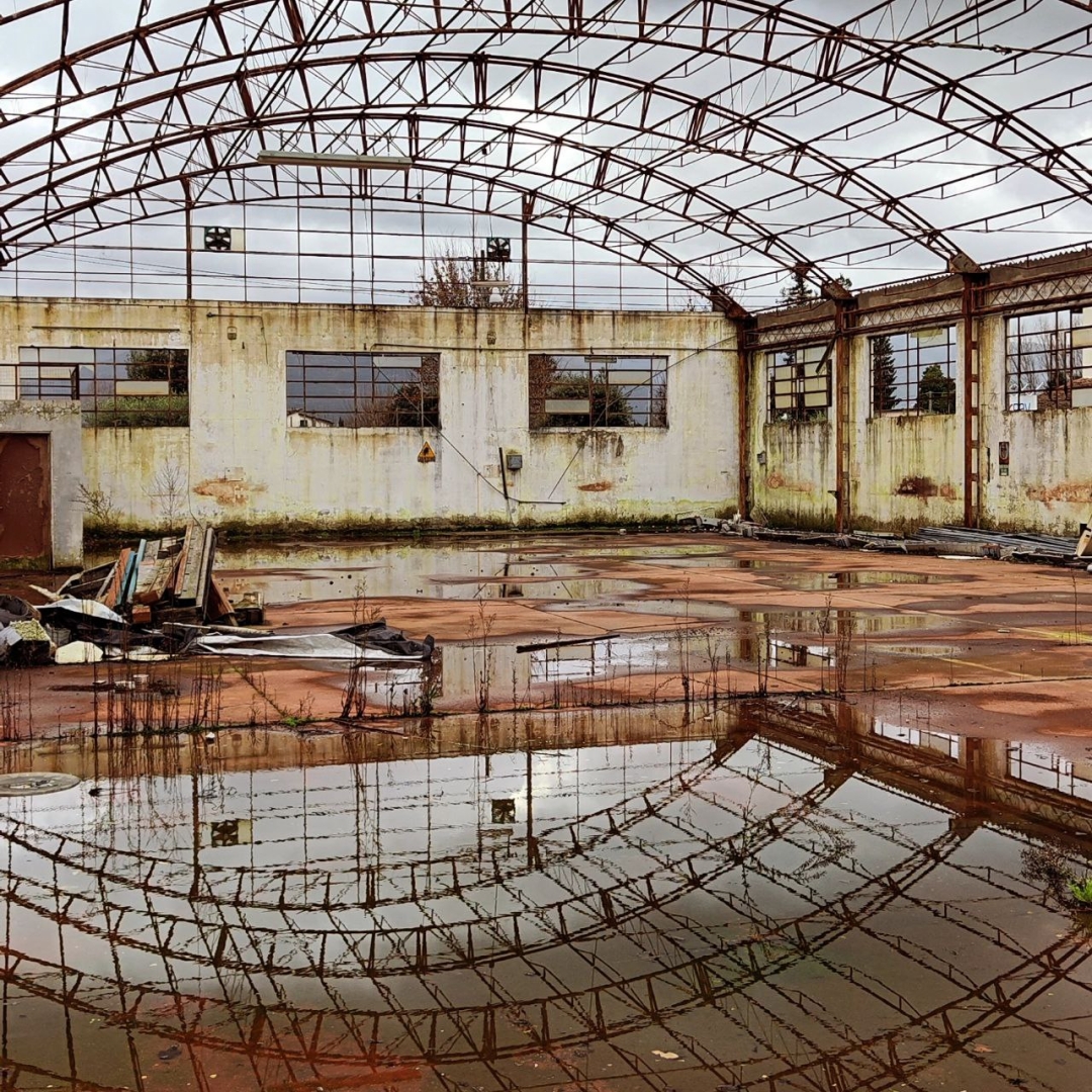 capannone abbandonato con tetto scoperchiato