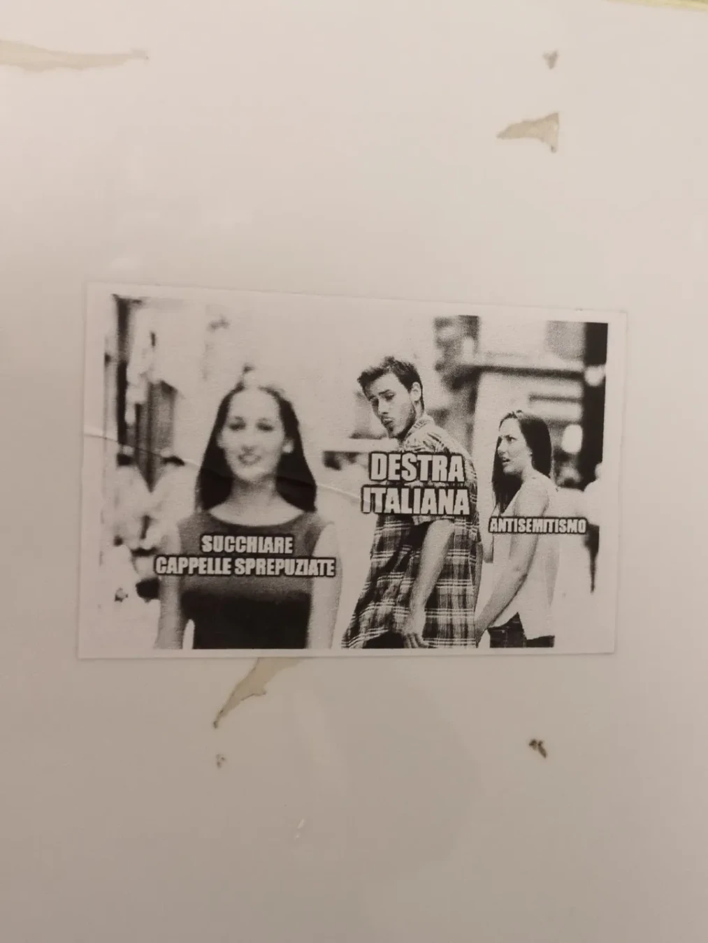 Meme ragazzo con fidanzata che si gira a guardare un altra.
RAGAZZO= destra
FIDANZATA= antisemitismo
L'ALTRA= succhiare cappelle sprepuziate