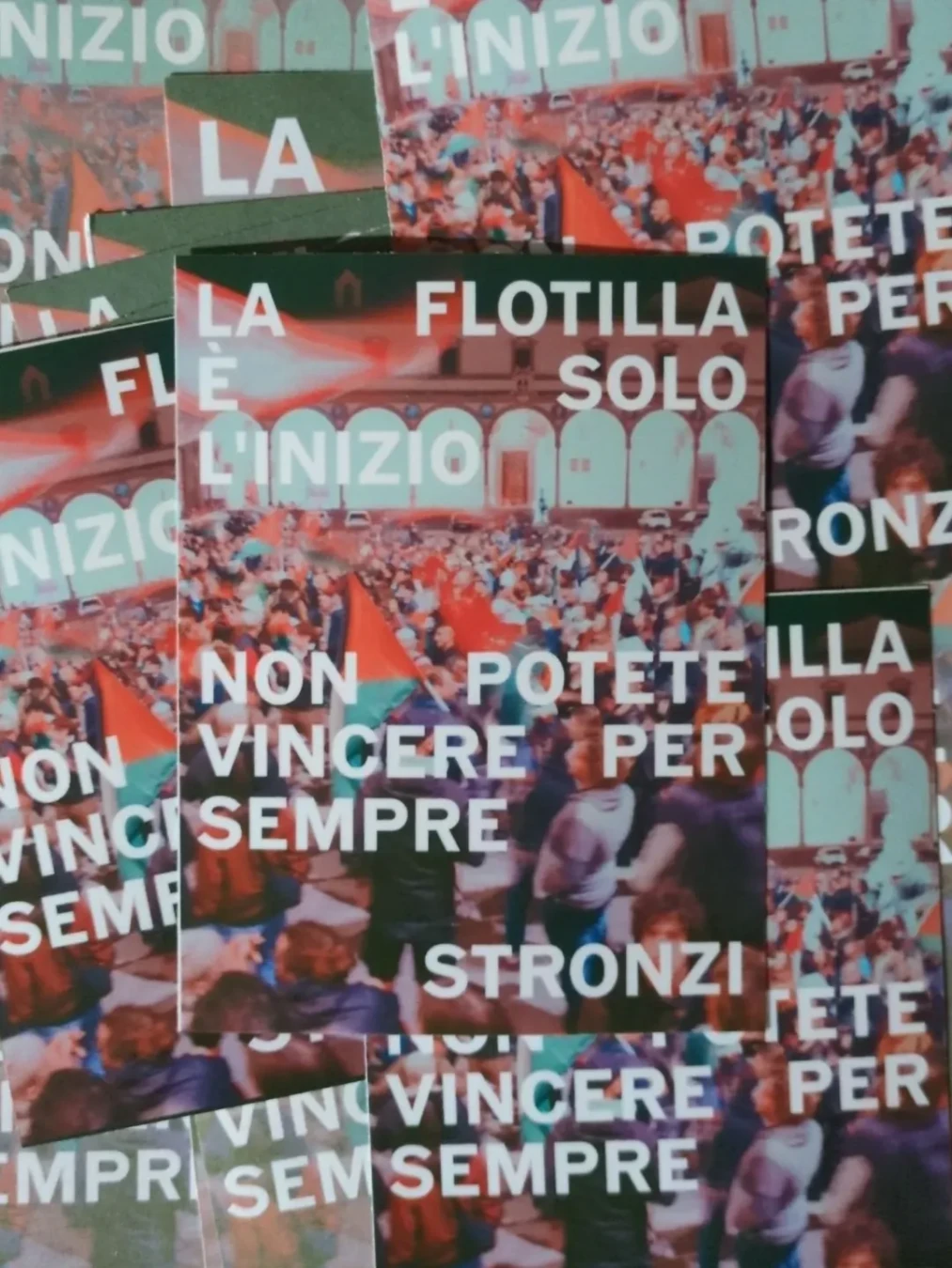 Stickers adesivi:

La Flotilla è solo l'inizio.
Non potere vincere per sempre.