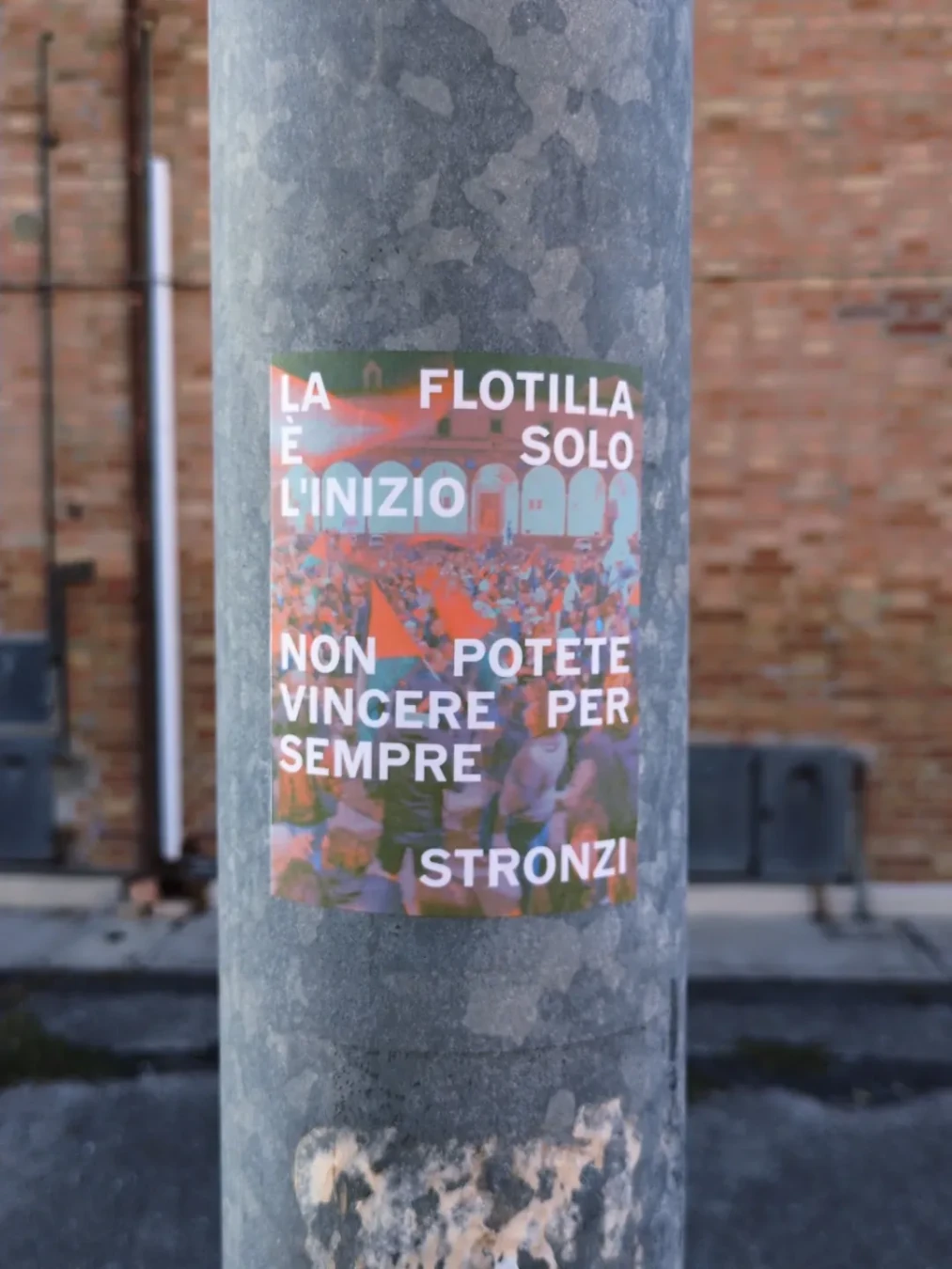 Sticker adesivo:

La Flotilla è solo l'inizio.
Non potere vincere per sempre.
Stronzi.