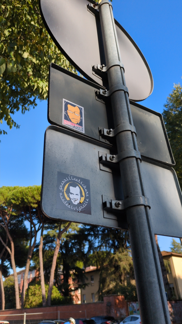 Sticker adesivo su cartello stradale