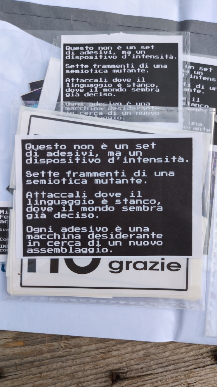 FREE STICKERS PACK
MISSIONE MEMETICA PER CHI LO TROVA