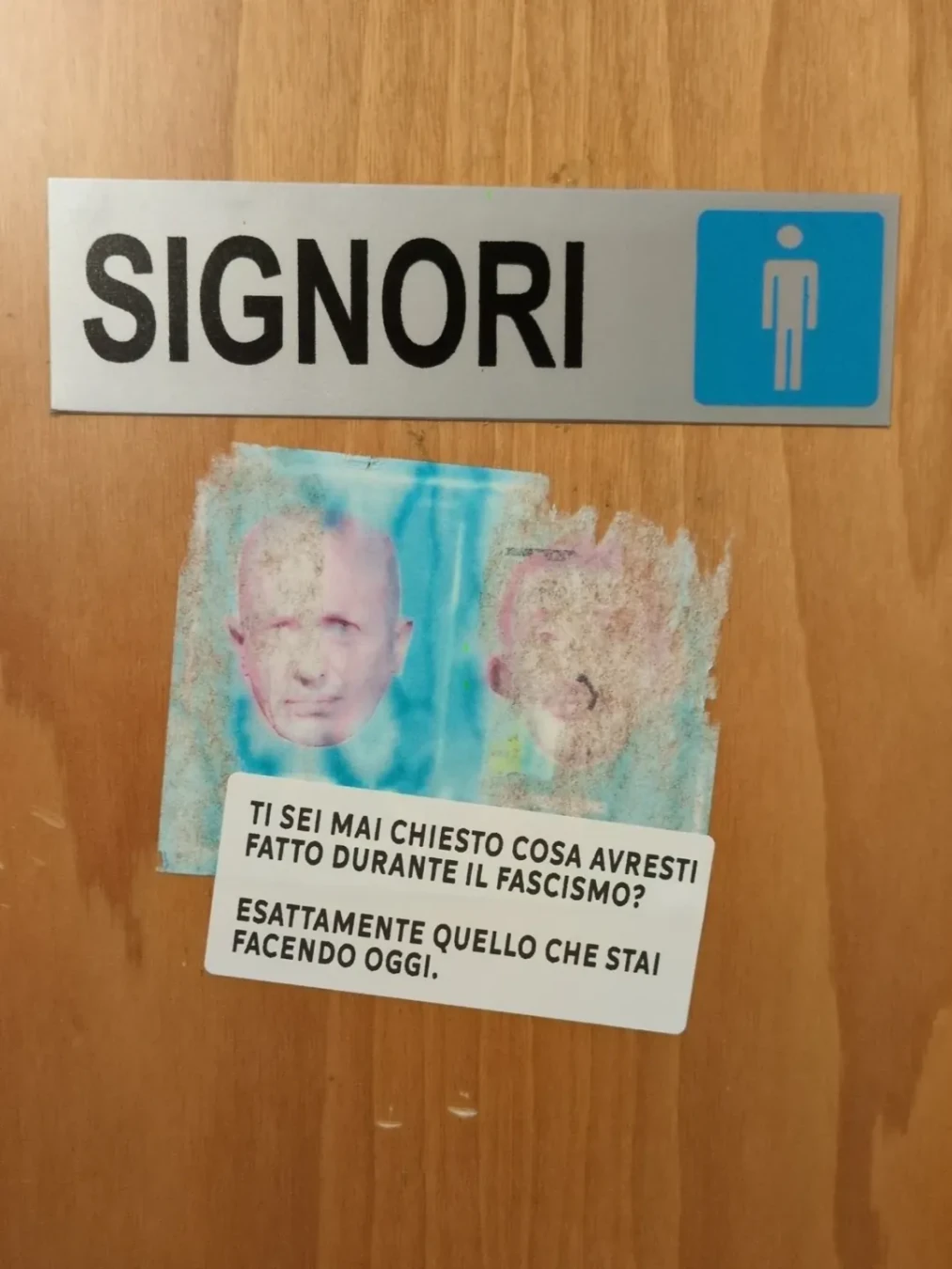 Sticker adesivo su porta di bagno pubblico:

Cosa avresti fatto durante il fascismo?
Esattamente quello che stai facendo ora.