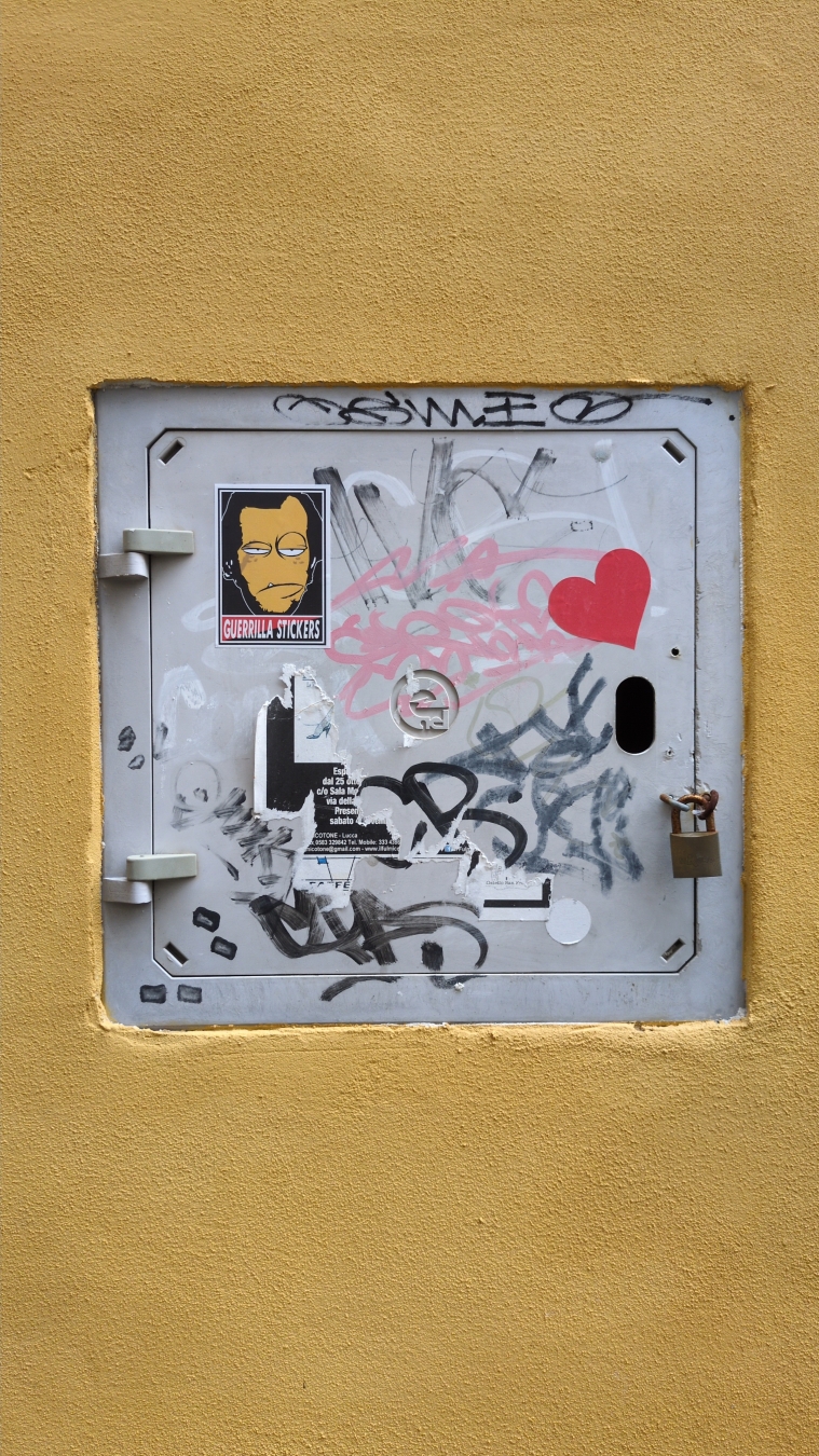 Sticker adesivo in strada.