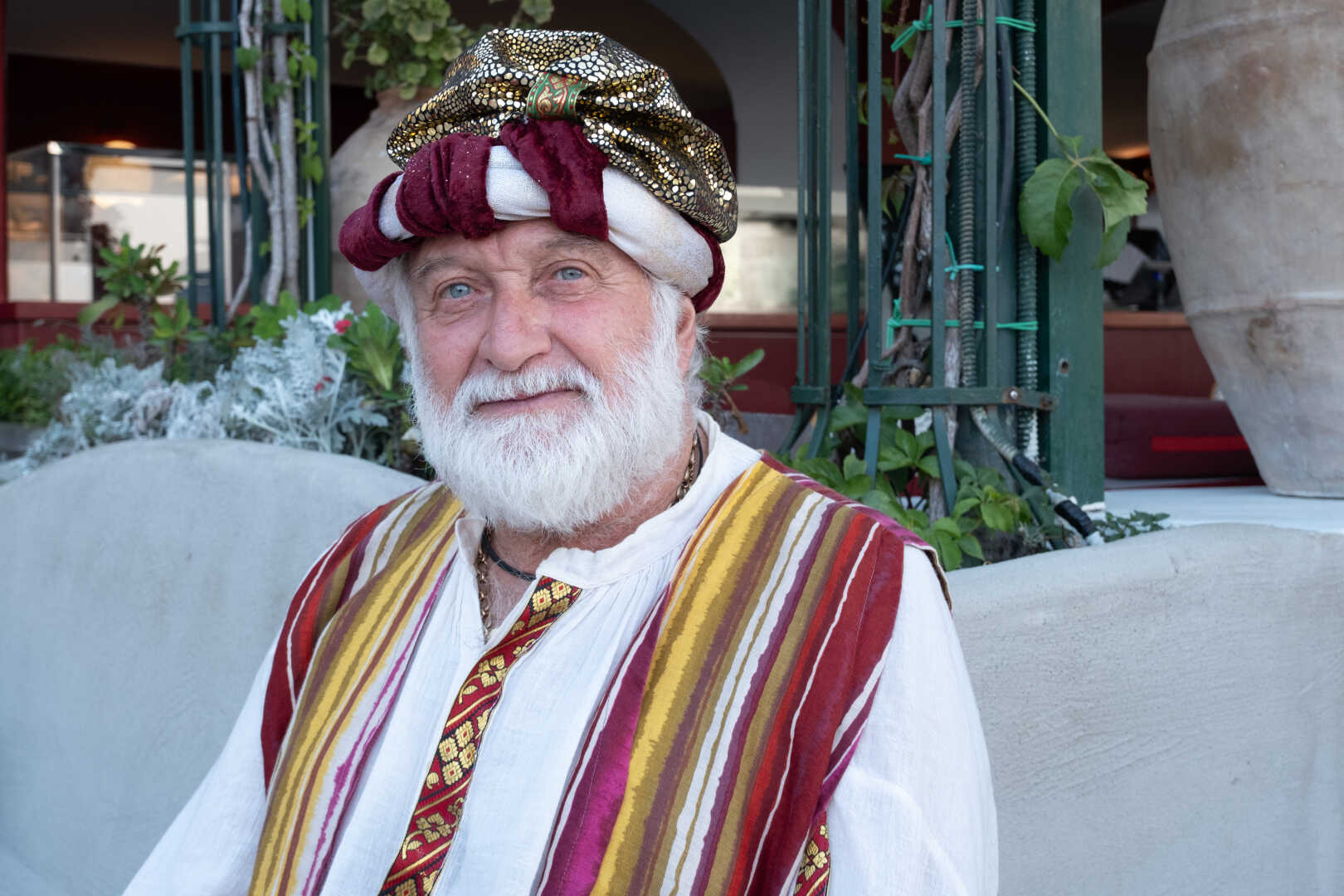 Uomo anziano dagli occhi azzurri e lunga barba, vestito con abiti storici da "Saraceno" per la rievocazione della leggenda della Madonna Nera di Positano.