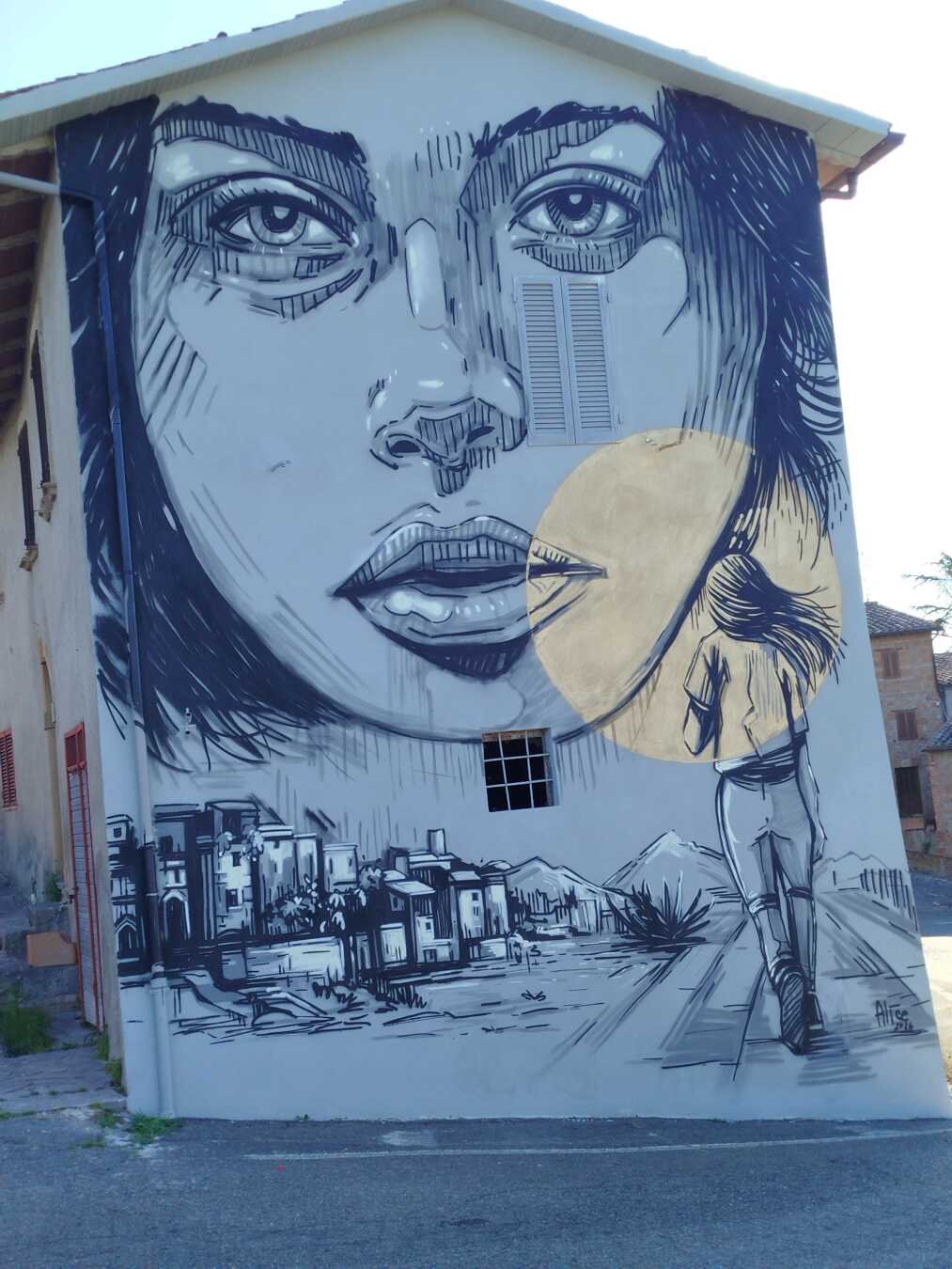 Il murales è stato realizzato da Alice Pasquini, l' opera è intitolata Uni. Si trova a Proceno (VT)